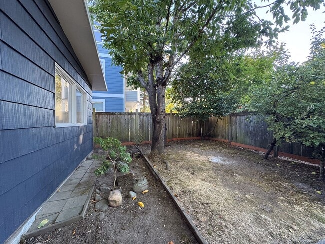 Building Photo - Newly Updated 4 Bedroom within walking dis...