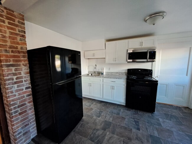 Building Photo - 260 W State St