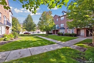 Building Photo - 22021 Parkview Dr