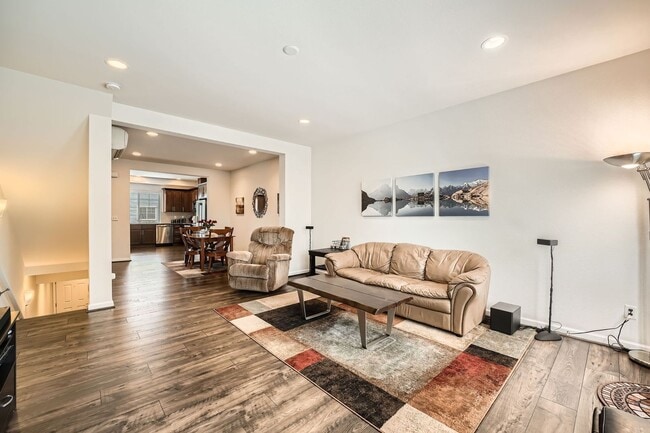 Building Photo - Modern Furnished Townhome in Prime Kent Lo...