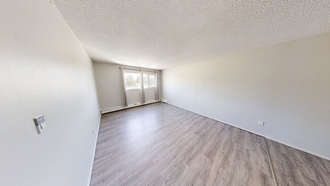 Building Photo - 9656 Hillcrest Dr
