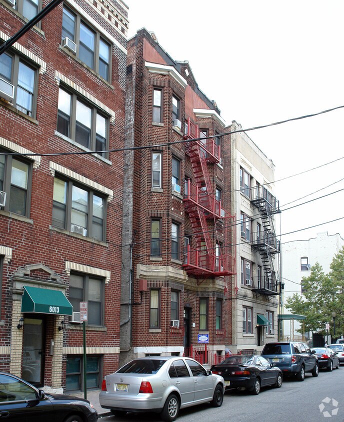 Foto principal - 6015 Hudson Ave
