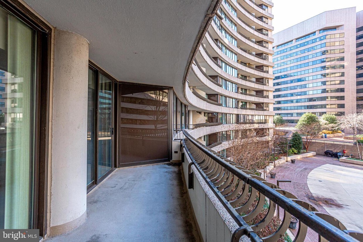 1300 Crystal Dr Unit 401S, Arlington, VA 22202 Room for Rent in
