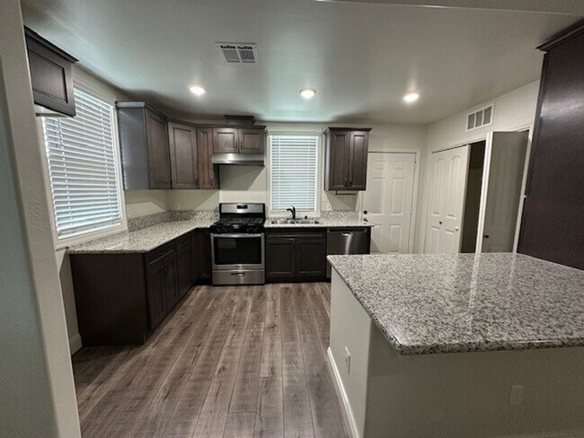 Foto del edificio - 11940 Rosedale Hwy