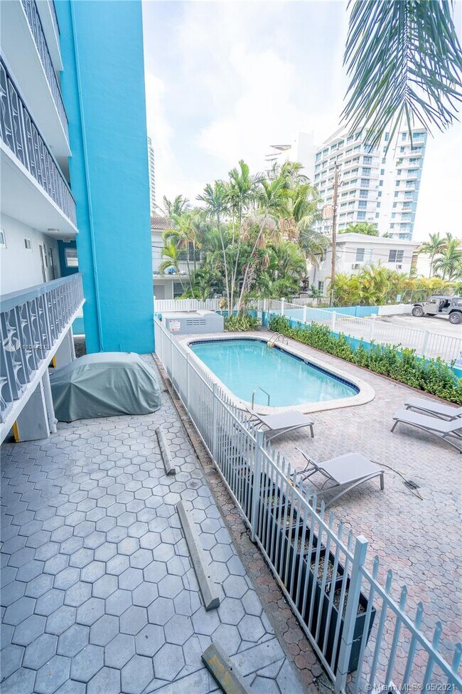 Building Photo - 1400 Lincoln Rd