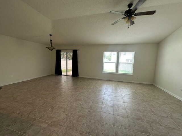 Foto del edificio - Spacious 4 Bedroom Home With Washer And Dryer Included