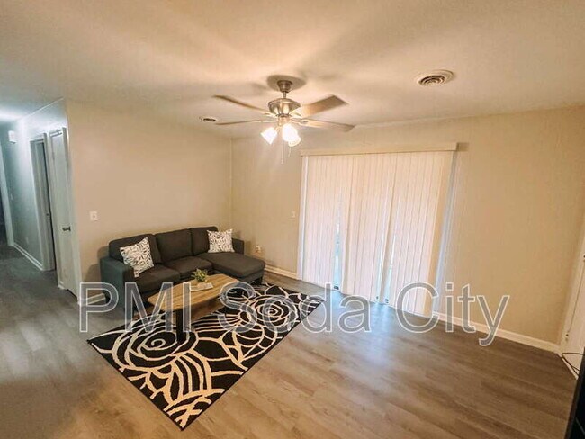Foto del edificio - 105 Thornwell Ct