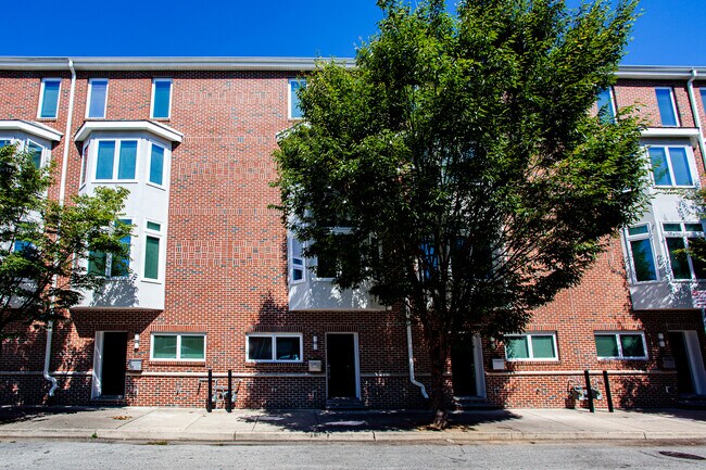 Building Photo - 313 Montrose St