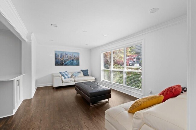 Foto del edificio - 1744 Woodcliff Pl NE