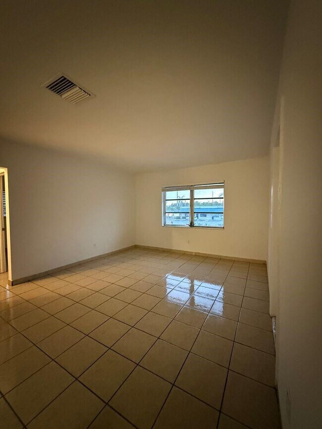 Foto del edificio - 890 NW 39th St