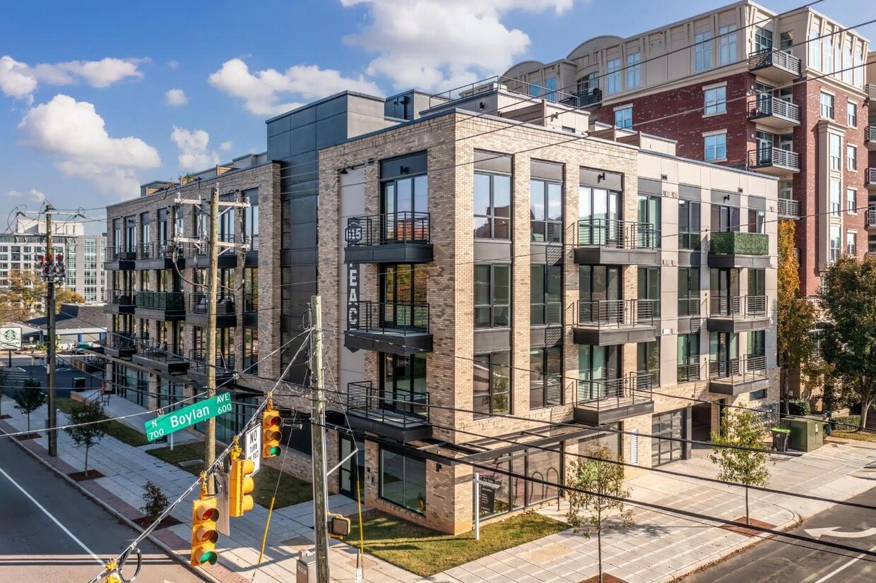 Foto principal - 615 W Peace St