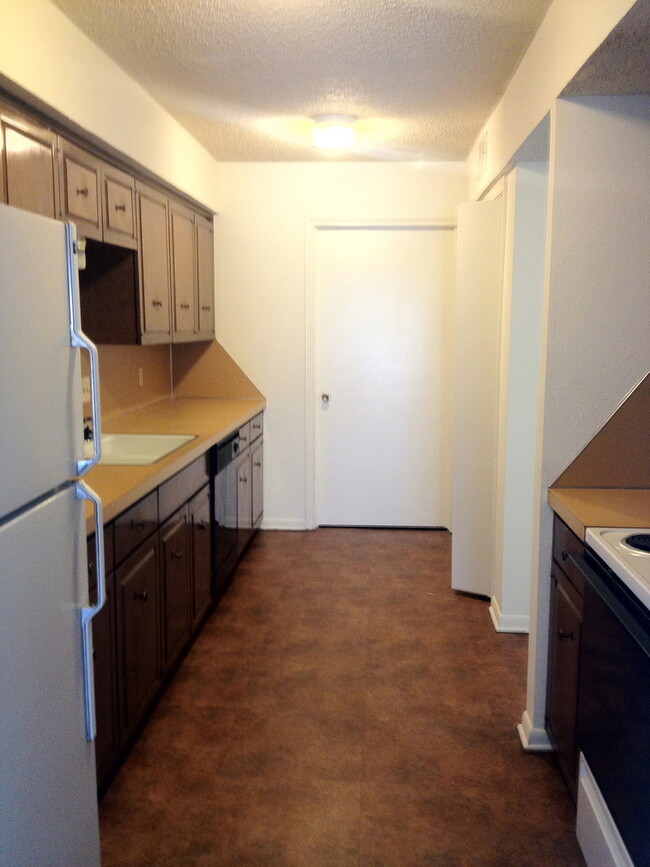 Building Photo - Townhome *LEASING SPECIAL AVAILABLE*