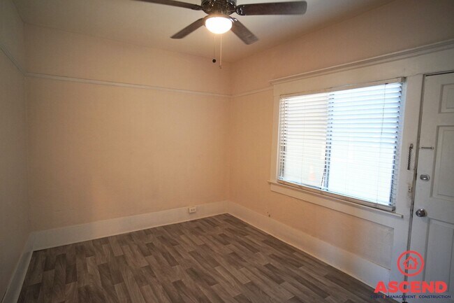 Building Photo - Cute Home MOVE IN SPECIAL Located Downtown!