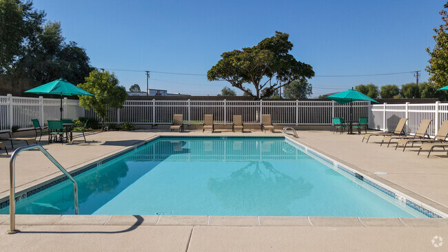 Piscina - Valley View Village Apartments