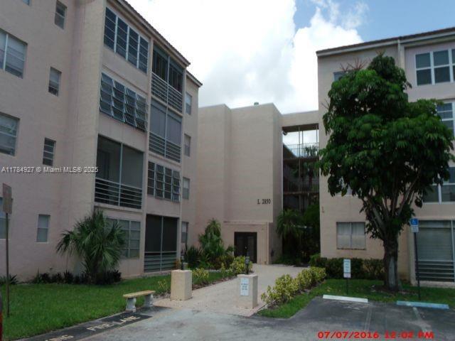 Building Photo - 2850 Somerset Dr