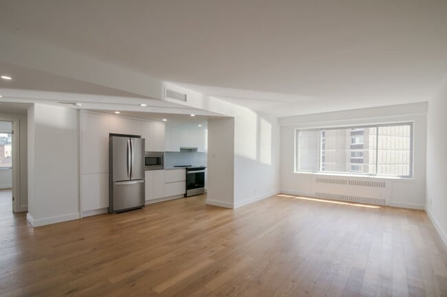Building Photo - 3555 Chem. de la Côte-des-Neiges
