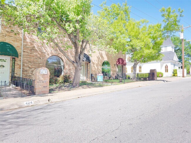 Building Photo - 422 W Oak St