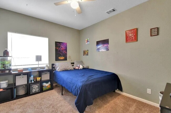 Foto del edificio - Home is situated in a desirable neighborhood