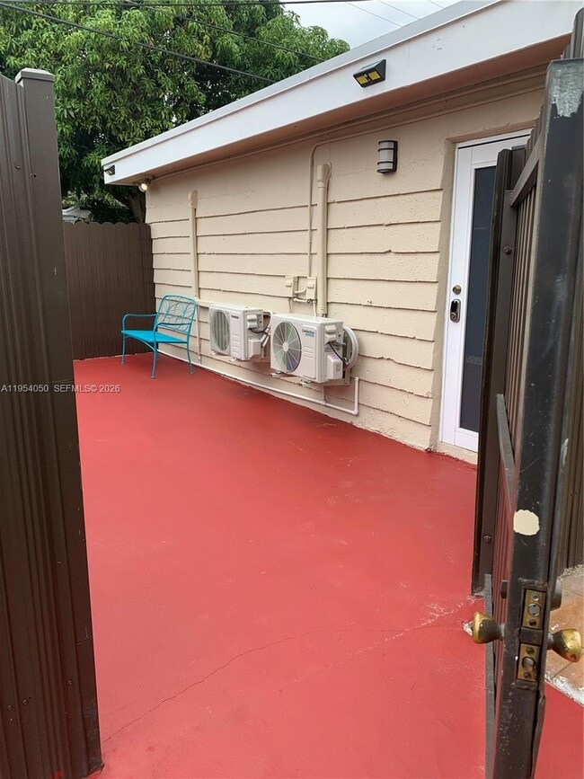 Building Photo - 707 NE 15th St