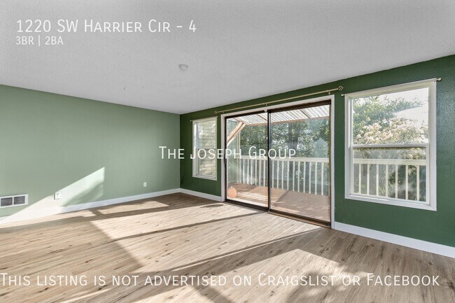 Building Photo - Remarkable 3BD/2BA End Unit in Oak Harbor!