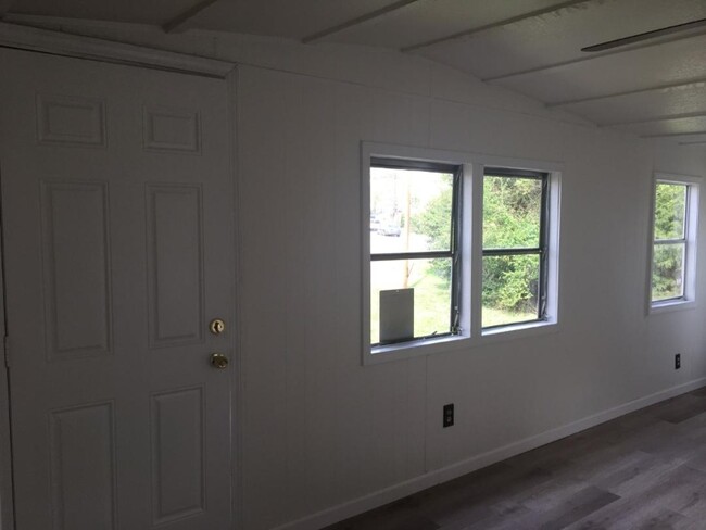 Building Photo - 410 Cedar Springs Ave
