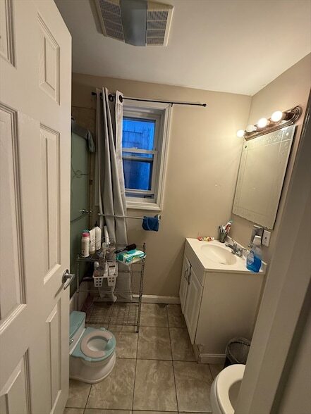 Building Photo - 852 Saratoga St