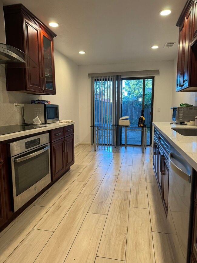 Building Photo - 575 Villa Real