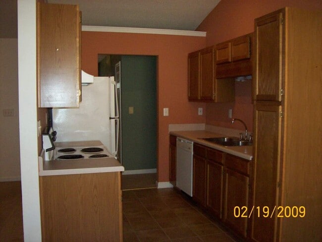 Building Photo - 3 Bedroom, 2.5 Bath Home