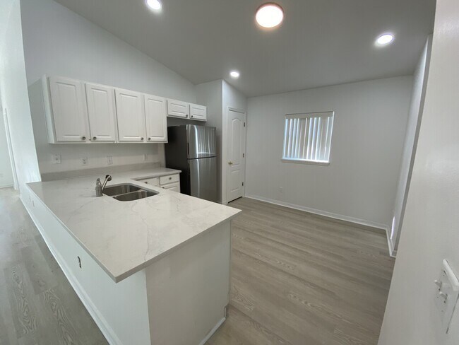 Foto del edificio - 221 Starbird Ct