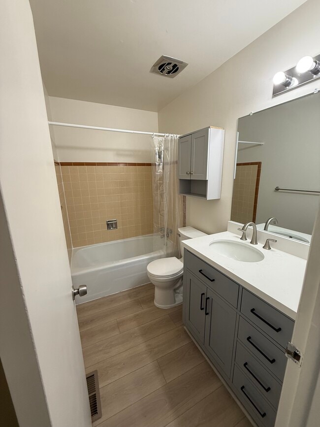 Baño renovado. Tocador nuevo. - 466 E 13800 S