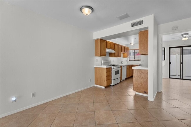 Foto del edificio - Light Filled Townhome Style Condo with Private Patios and Direct Access