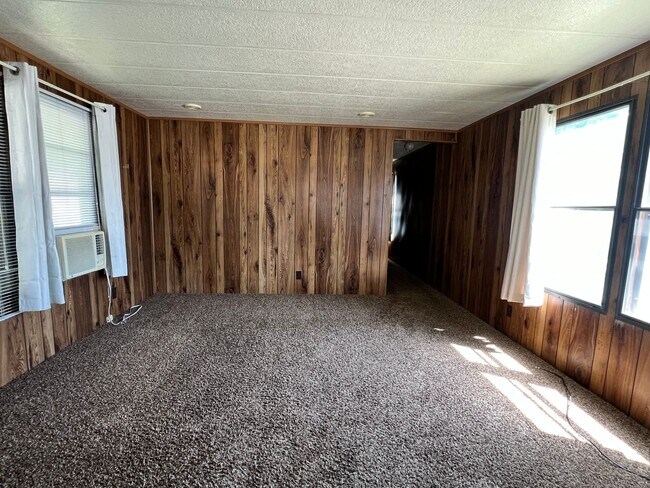 Building Photo - 2 Bedroom 1 Bath