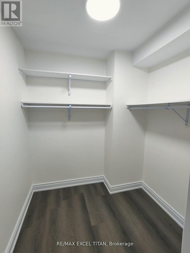 Building Photo - 460 Mactier Dr