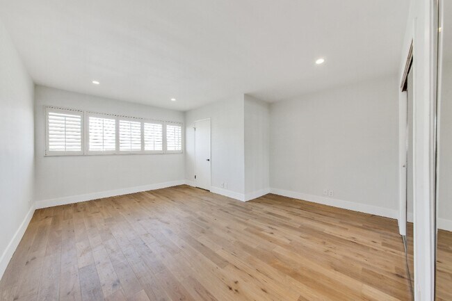 Building Photo - 339 N Oakhurst Dr