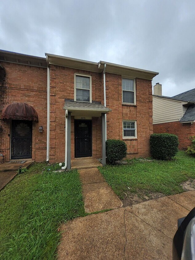 Foto principal - Spacious 2 Bed / 2.5 Bath Townhome with Mo...
