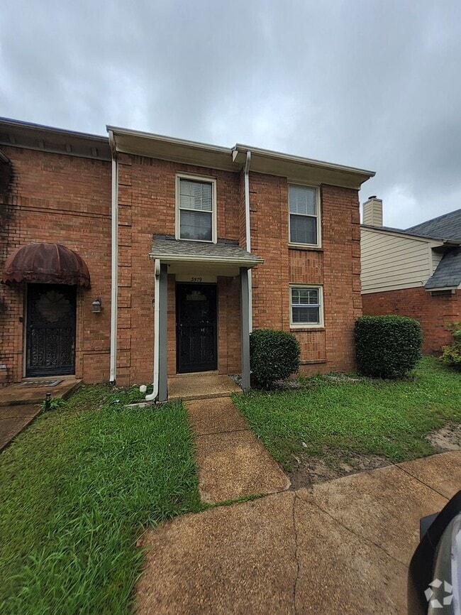 Building Photo - Spacious 2 Bed / 2.5 Bath Townhome with Mo...