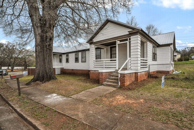 Foto del edificio - Spacious 2-Bedroom Duplex in Talladega – M...