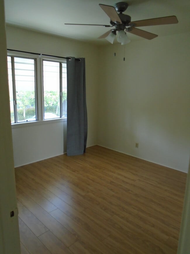 Ceiling fan in bedroom - 536 Concord St