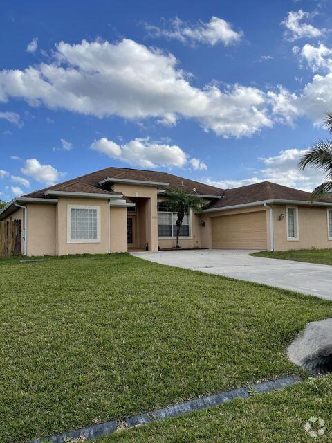 Building Photo - 2202 SW Crocus Ln