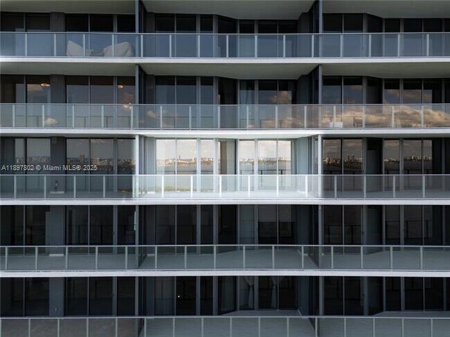 Foto del edificio - 700 NE 24th St