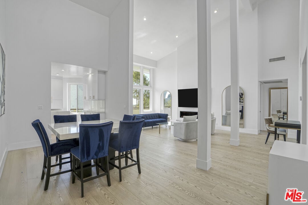 Foto principal - 1277 S Beverly Glen Blvd