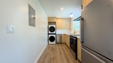 Building Photo - 1346 1/2 S Dunsmuir Ave