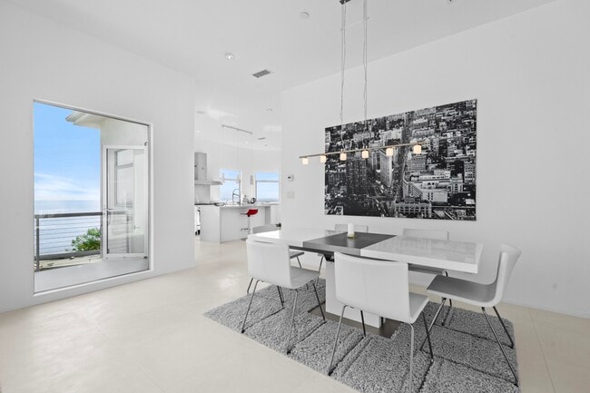 Dining area - 20782 Rockpoint Way