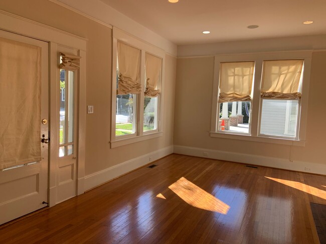 Foto del edificio - First Floor Unit For Rent Near UNCG!