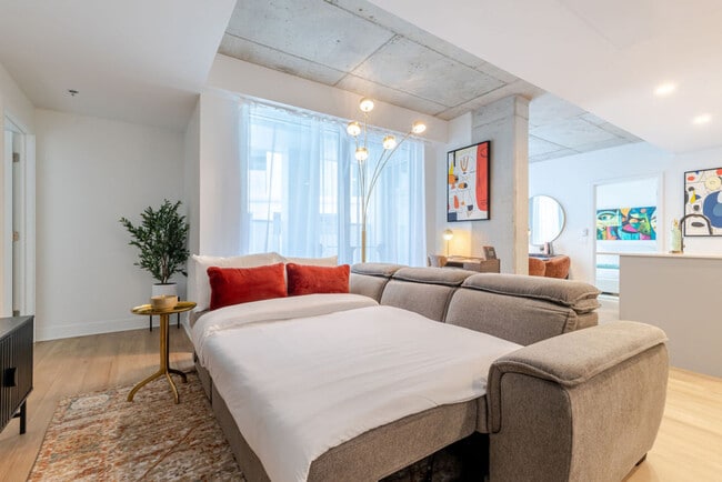 Building Photo - 450 Rue Saint-François-Xavier-SI ID1602253P