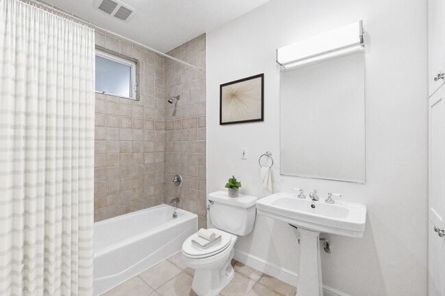 Building Photo - 571 Lombard St