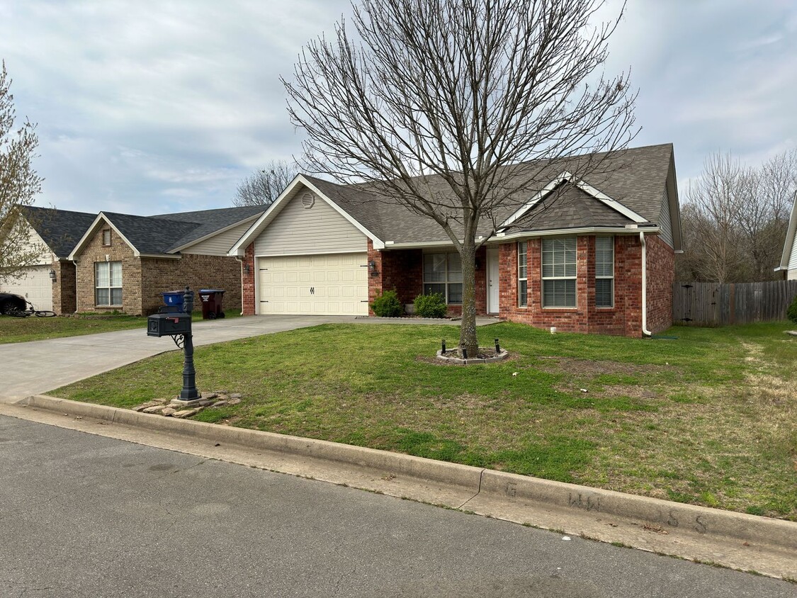 Primary Photo - Gorgeous 3 bedroom 2 bath Brick Home with ...