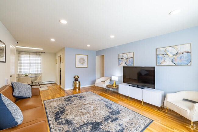 1 habitación, 1 baño - 730 pies cuadrados - La Colonia - Sala de estar - Cloverleaf Gardens