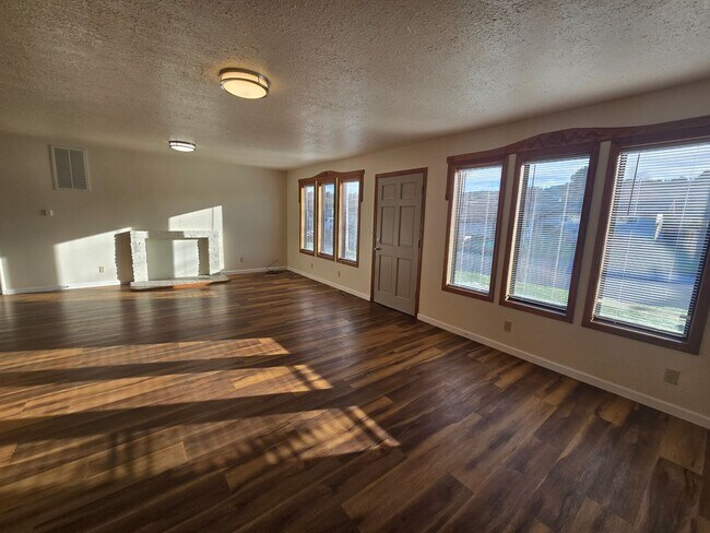 Building Photo - Single Level  4 Bedroom Home in Arcata, Ea...