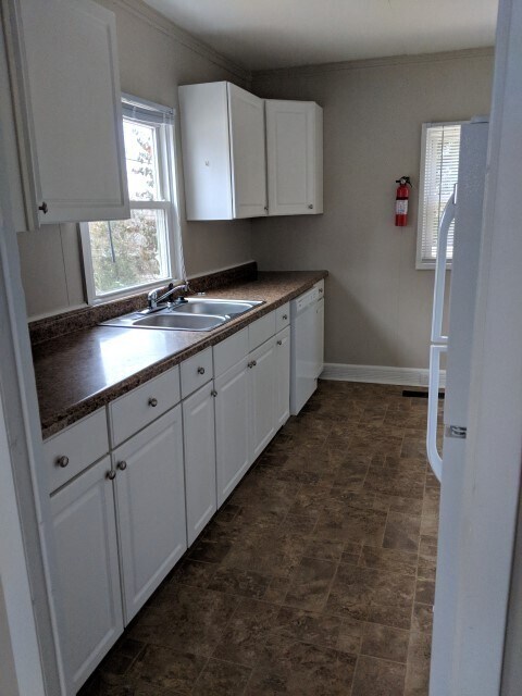 Building Photo - 3 bed, 1 bath Home: Available July 2025! A...